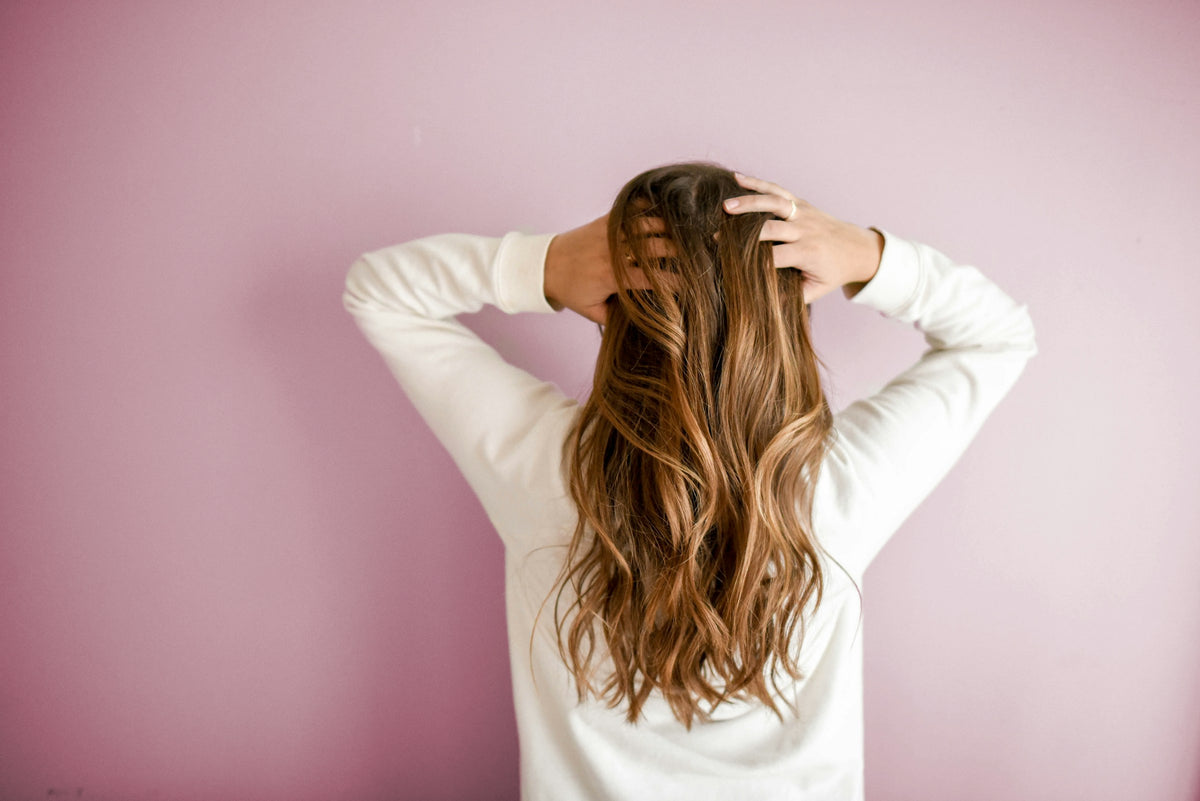 Capelli lunghi e luminosi dopo un trattamento professionale