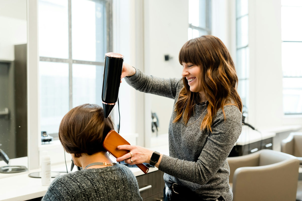 Hair stylist al lavoro in salone